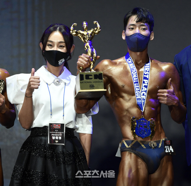 눈부신 미모의 ICN 대회장 양희정, 피트니스모델 김지훈을 축하해주러 올라왔어요 [포토]