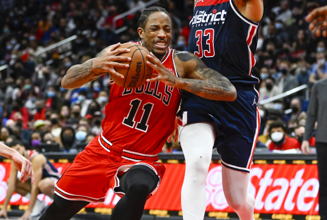 시카고 불스 드마 드로잔 NBA 사상 첫 백투백 버저비터 성공