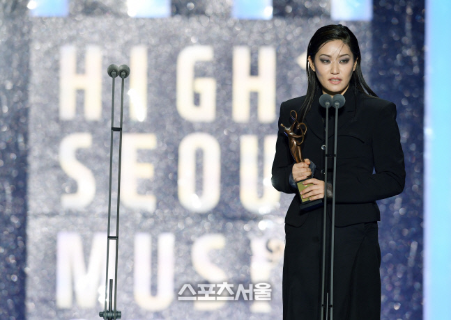 [포토]가수 이랑, 서울가요대상 '올해의 발견상' 수상