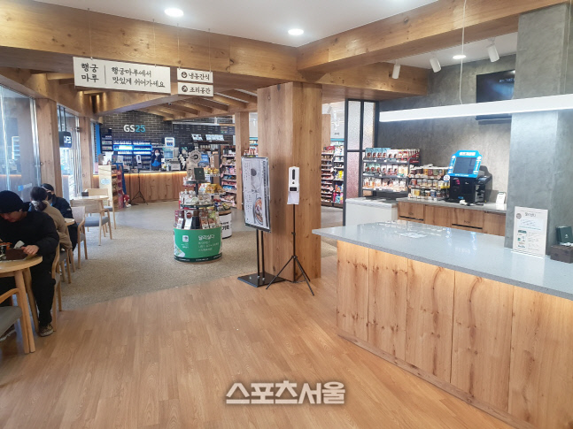 [SS현장]행리단길에서 MZ세대 인증샷 명소된 편의점 가보니