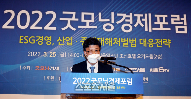 [포토] 중대재해처벌법과 외국인 인권에 대해 발표하는 박범일 변호사