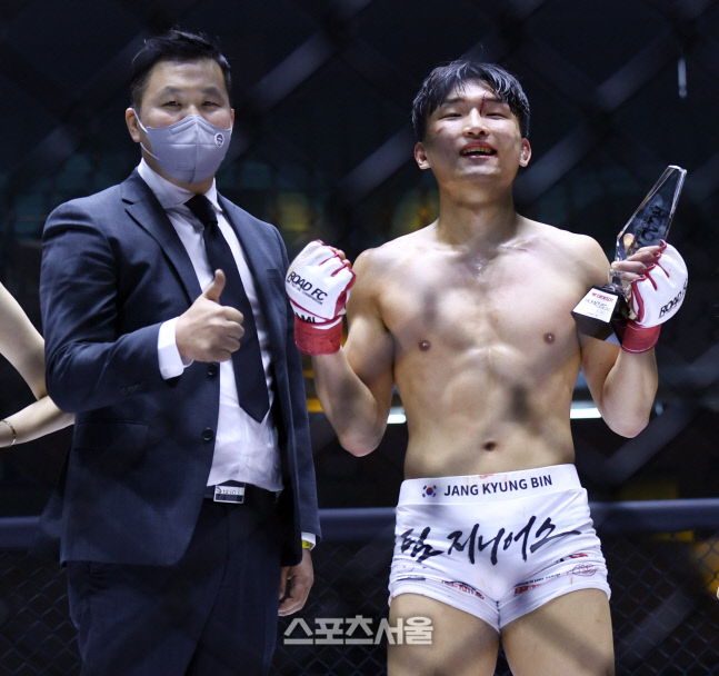 막창도둑 김병철 대표의 축하를 받는 장경빈, 이젠 로드FC 톱컨텐더야! [포토]