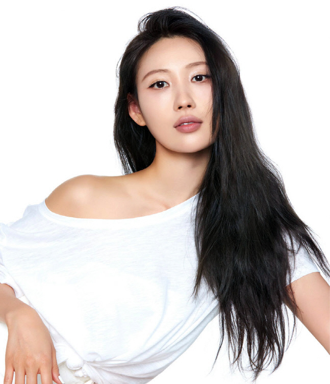 ‘워너비’ 뷰티 크리에이터 이사배, 마리끌레르에서 환상의 매력을 팬들에게 선사해