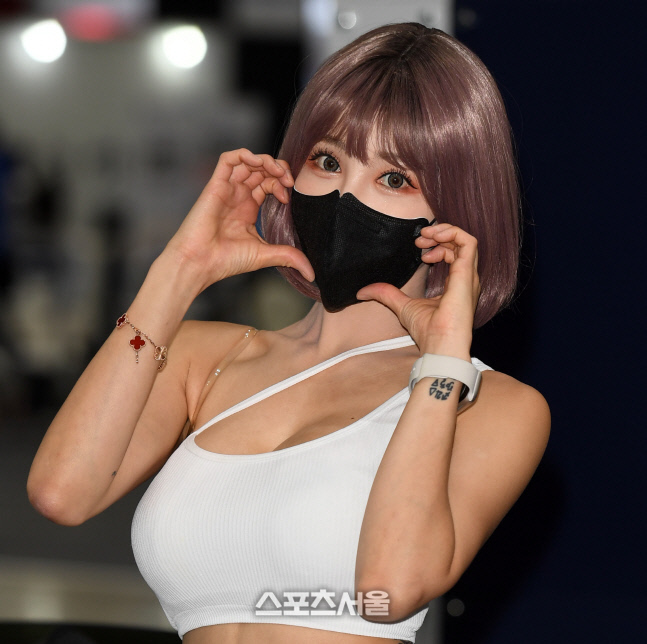 2022 오토살롱위크를 달군 모델 진하진, 팬들을 가까이 볼 수 있어서 너무 행복해요!