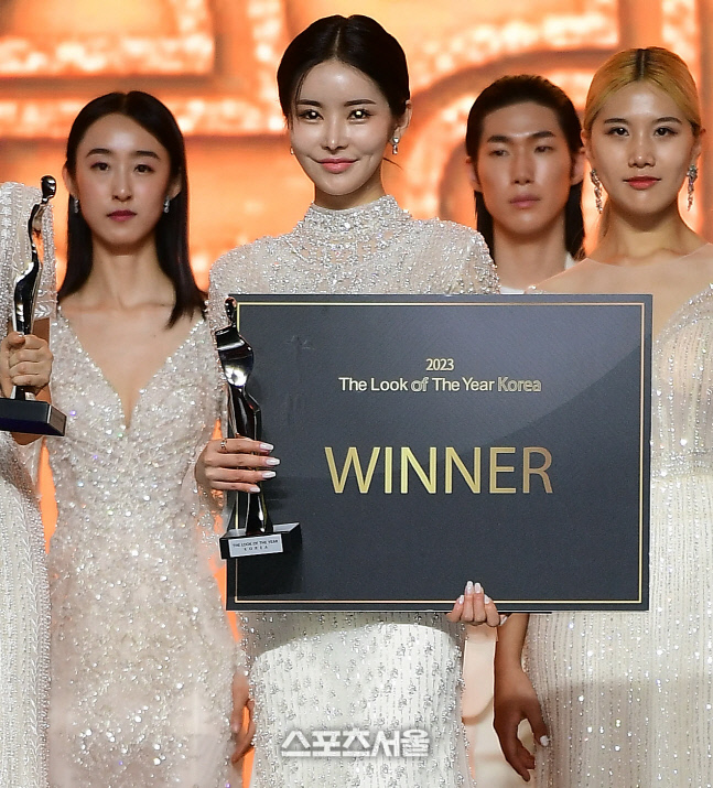배우 겸 모델 신새롬, 2023 더룩오브더이어 코리아 대상은 내 꺼! [포토]