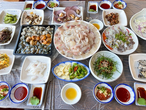 [스포츠서울 고객신뢰도대상: 남해제일횟집] 남해 여행에서 만난 특별하고 신선한 회 만찬