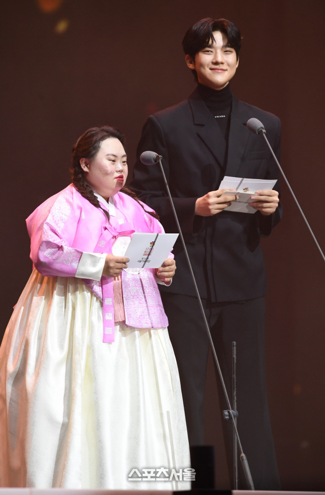 [포토]서울가요대상 시상자로 무대에 오른 정은혜 작가과 배우 문상민