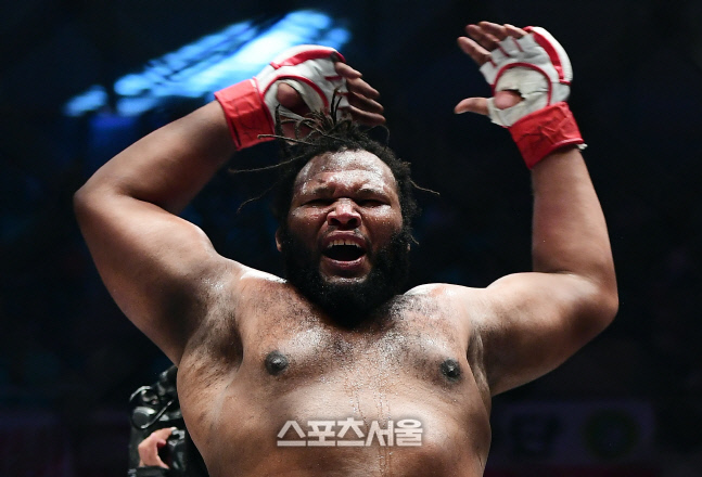 명현만에게 급소 맞은 태권가이 크리스 바넷, UFC 287 통해 4승 노린다!
