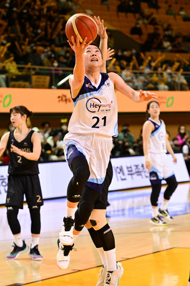 김진영 19점-김소니아 17점 신한, 공동 2위로 UP...KB는 봄 농구 탈락 확정 [SSin청주]