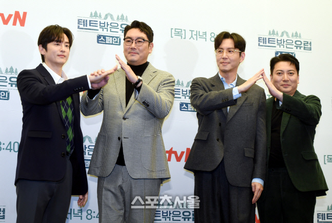 [포토] 권율-조진웅-최원영-박명훈 텐트 포즈로 인사
