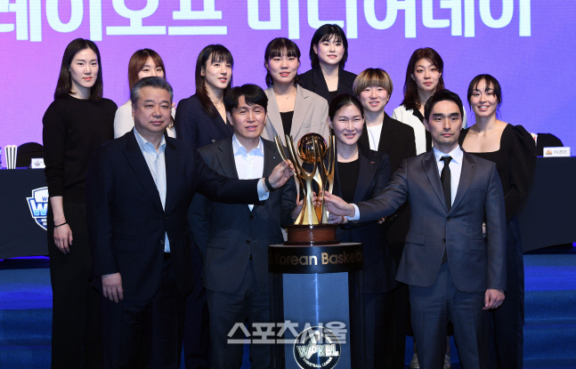 [포토]우승 트로피 노리는 각 팀 감독과 대표 선수들