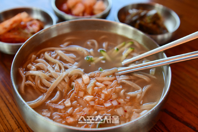 [여행js] 고구려의 기상과 맛은 어디에? 광개토왕비가 세워진 서삼릉 너른마당의 우리밀 칼국수는 맛과 영양이 최고!