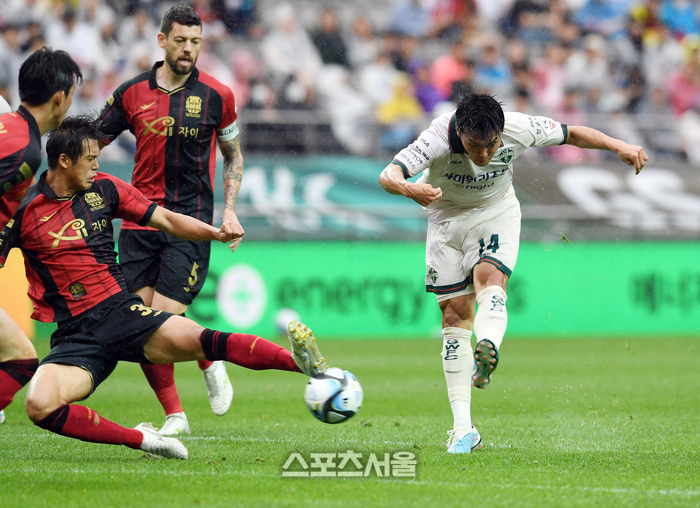 ‘40m 폭풍드리블→결승골’ 슈퍼크랙 윌리안 날았다! FC서울, 강원 1-0 잡고 ‘2위 복귀’ [SS현장리뷰]