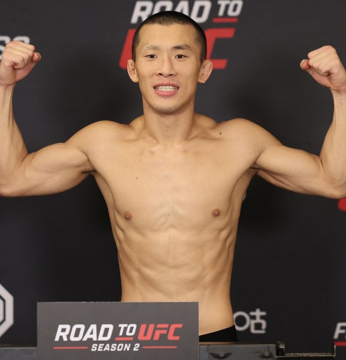 [로드 투 UFC 2] 눈썹까지 민 ‘강철부대’ 김상욱, 1R 서브미션 승.. 영어 실력도 뽐내