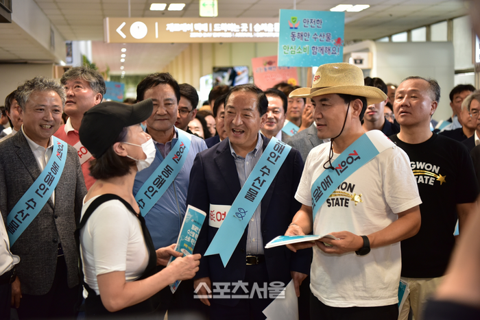 [포토]이병선 속초시장, 서울고속버스터미널 광장에서 동해안 청정 수산물 소비촉진 캠페인