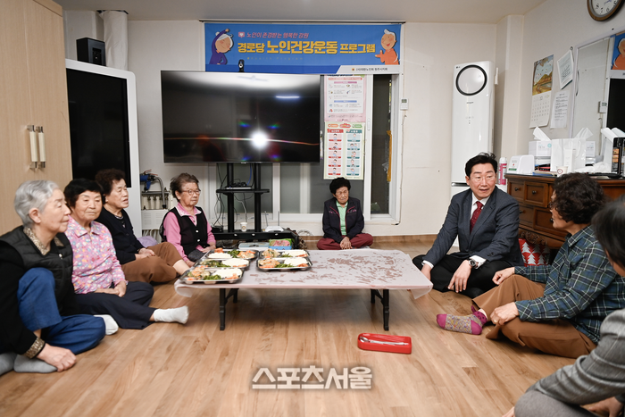 [포토]원강수 원주시장, 단구동 세경5차 아파트 경로당 간담회 참석