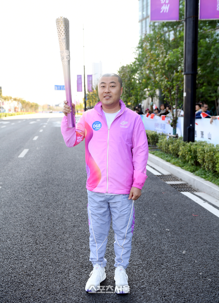 [포토] 김진혁 선수단장 ‘성화 봉송을 기다리며’