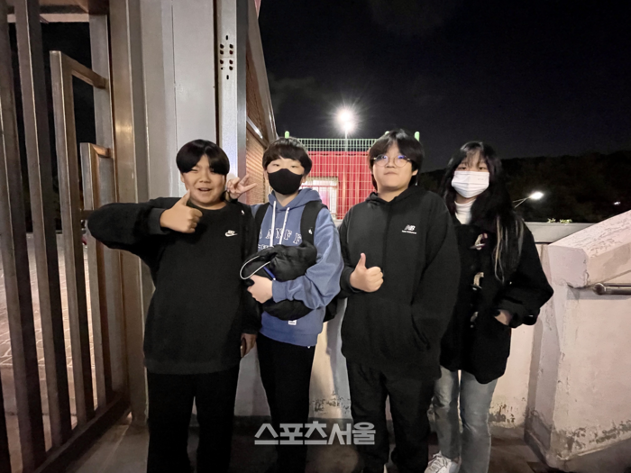 ‘멋쟁이’ 초딩 4인방, SSG 패색 짙자 4회말 광속 퇴장 [준PO2 현장속으로]