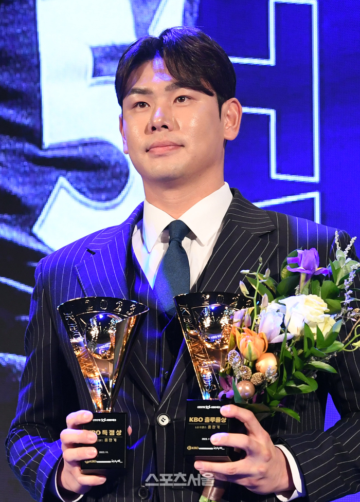[포토]LG 홍창기, KBO 시상식 출루율상-득점상 2관왕