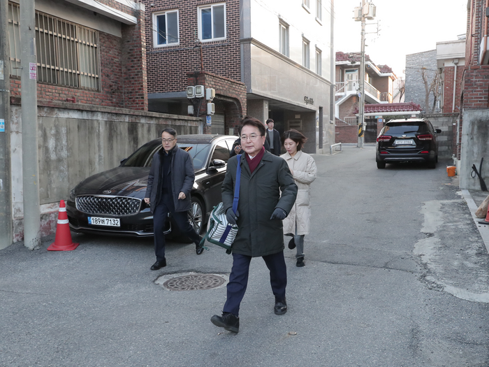 육동한 춘천시장, 4일 ‘어르신 안부 묻는’ 우유배달!