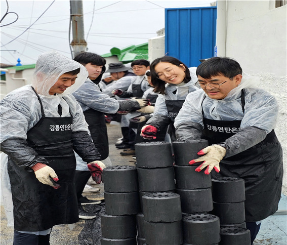 강원특별자치도 제2청사, 연탄 2,024장 소외계층 기부·직접 배달