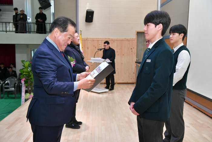 [포토]이병선 속초시장, 속초고등학교 졸업식 참석