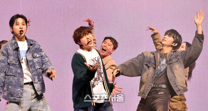 [포토]열창하는 산들, B1A4 컴백쇼케이스