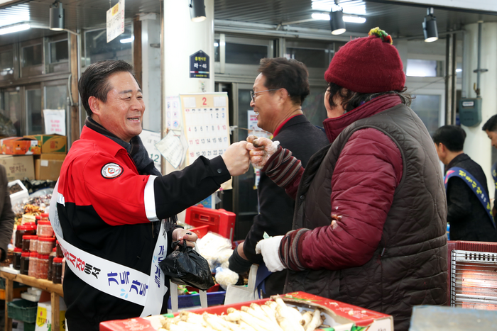 {포토]신영재 홍천군수, 설맞이 전통시장 장보기 참여