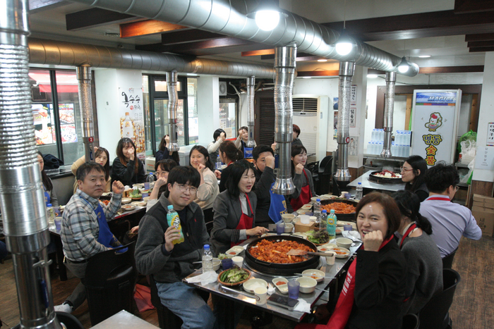 춘천시청 직원들, 닭갈비 먹는 날(매월 22일) 꼬꼬데이 참가