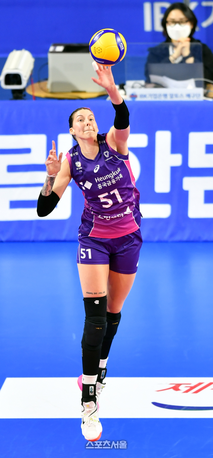 [포토]‘서브넣는’ 윌로우 존슨