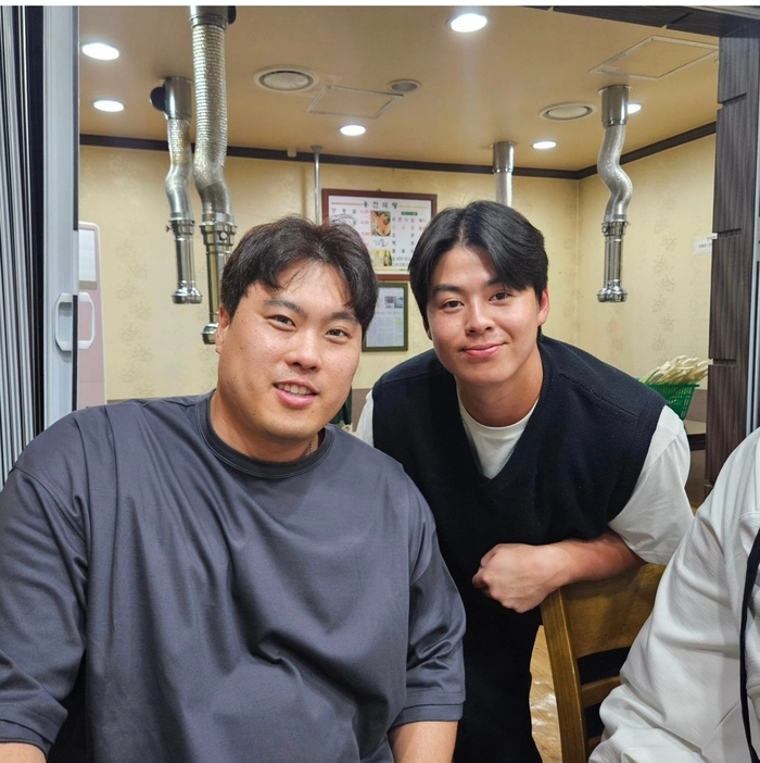 “노시환이라면 당연히”…‘100승’ 류현진, ‘만루홈런’ 후배에게 직접 소고기 하사