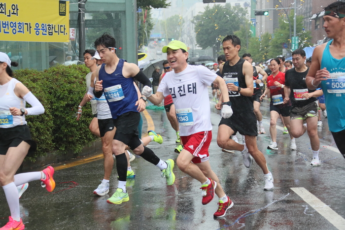 김진태 강원지사, 2024 춘천 봄내마라톤대회 참가