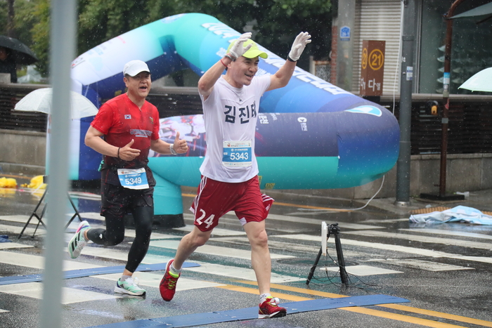 김진태 강원지사, 2024 춘천 봄내마라톤대회 참가