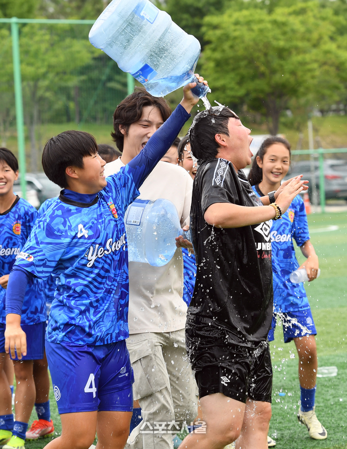 [포토]축하 물세례를 맞는 예성여중 서은지 감독