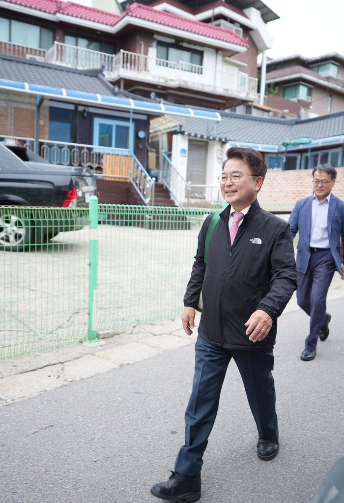 육동한 춘천시장, 어르신 안부를 묻는 우유배달 참여