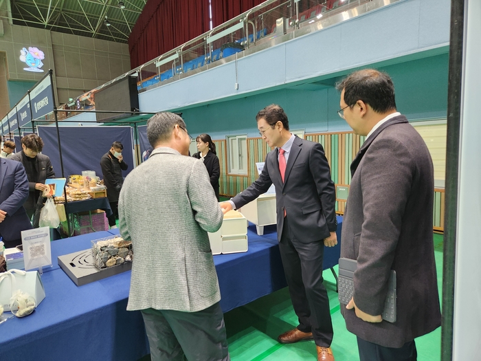 홍천군 <기업지원 사업 성과 전시회> 취업&청년창업 박람회 성료