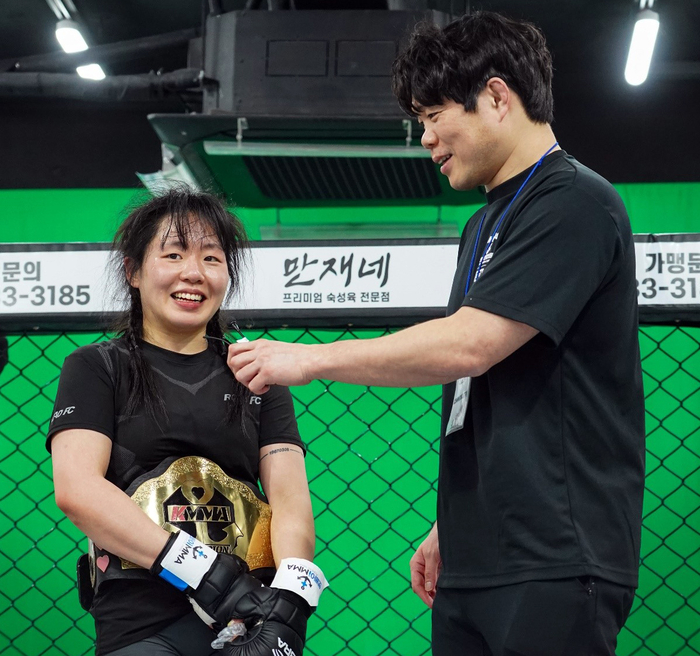 수영강사 출신 오정은, 루루 존슨 꺾고 KMMA의 초대 슈퍼스트로급 챔피언 올라