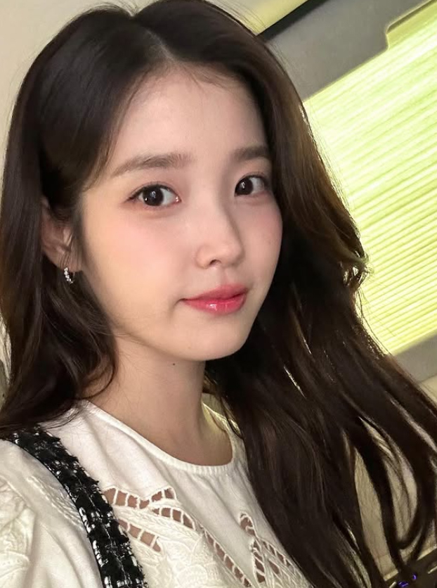 아이유, 따스한 햇살 아래 빛난 미모…5월의 설렘 전해 [★SNS]