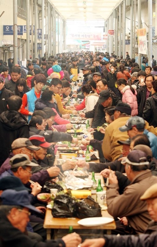 간장 적신 삼겹살에 매콤달콤 파절이...친구야, 소주 한잔 하자