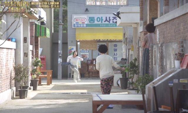 응팔 촬영지라 부럽다고?…동물원 원숭이 된 기분