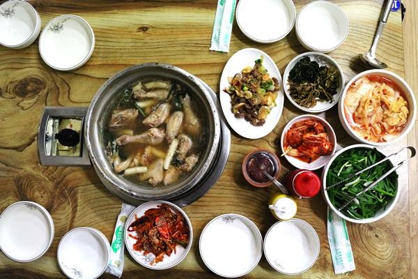[한류문화 산책-명사들의 단골집] 이기수 前고대총장이 찾는 서울 중구 방산시장의 ‘대복닭한마리’ 식당