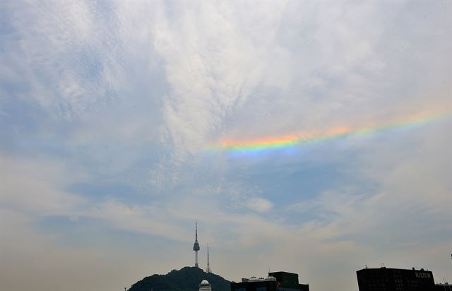 서울하늘에 나타난 채운(彩雲)
