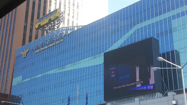 오버 논란 버스, 남대문경찰서 옥상에서 내려오나