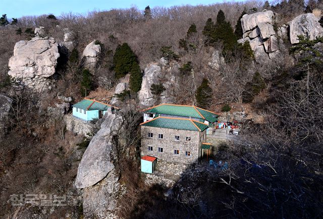 다랑논 뒤로 봄바다 넘실…으뜸 전망 남해 금산