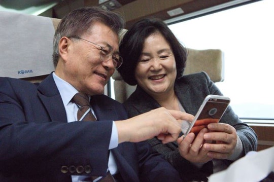 [김정숙여사인터뷰] “남편 문재인 후보가 못 만나는 사람들과 소통, 그게 내 일이죠” | 인스티즈
