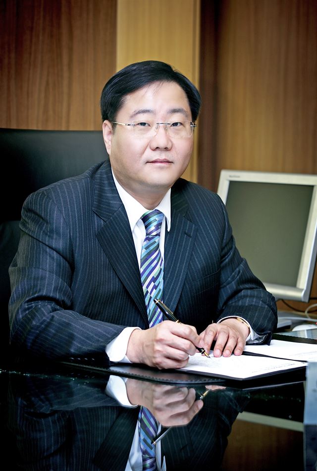 [컴퍼니 인사이드] KCC, 본업보다 백기사 투자에 더 집중…형제 간 계열분리 가능성 높아