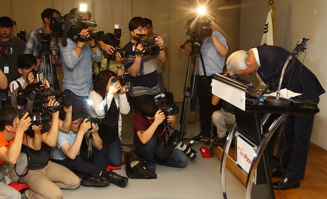 ‘갑질 논란’ 정우현 미스터피자 회장 사퇴