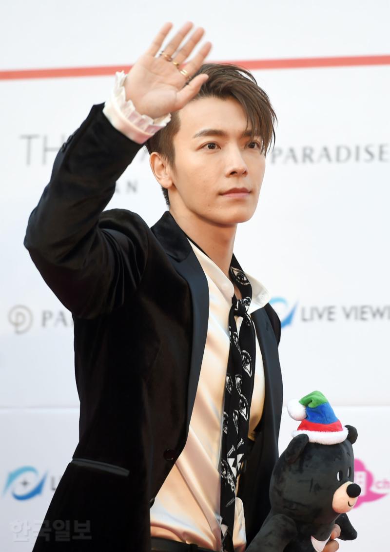 [포토]슈퍼주니어 동해 멋진 손인사