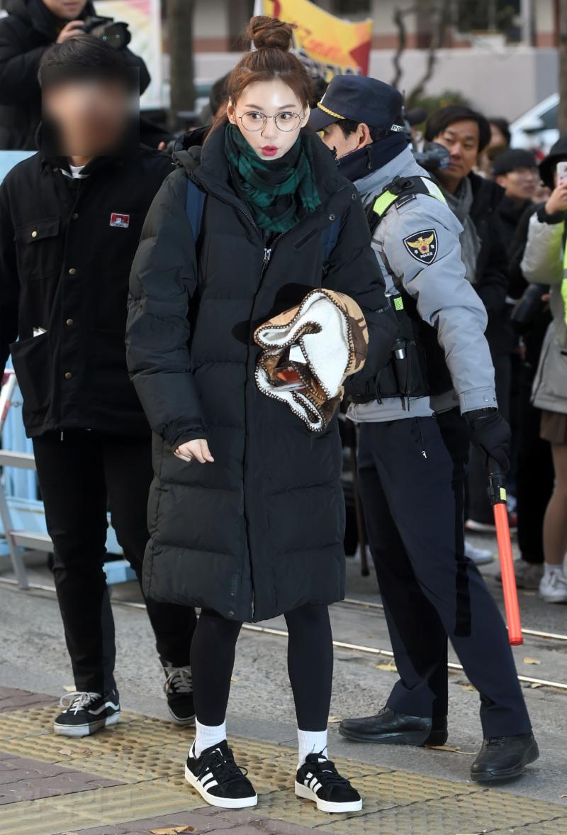 [포토]위키미키 김도연 많은 취재진에 깜짝