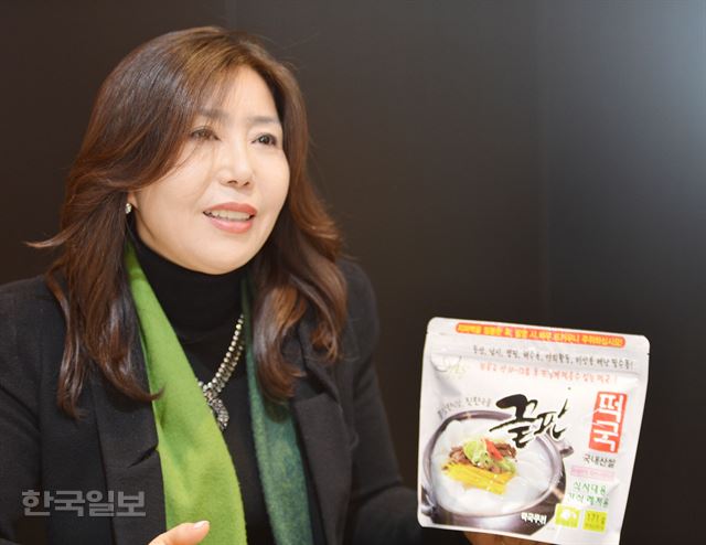찬물 부어 즉석에서 먹는 떡국 만드는 김명진 아셀떡 대표“이젠 ‘떡’도 한류 대열에”